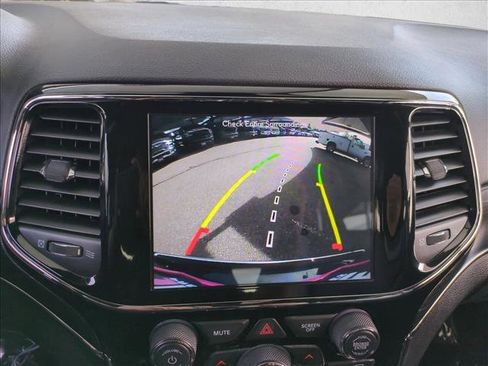 Used 2019 Jeep Grand Cherokee Limited image 14