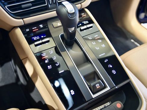 Used 2023 Porsche Macan Base image 17