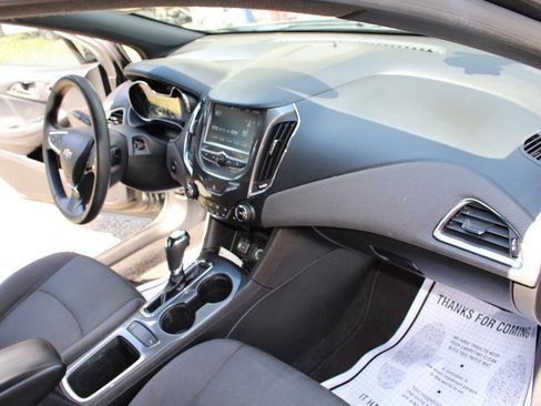 Used 2018 Chevrolet Cruze LT w/ Convenience Package image 38