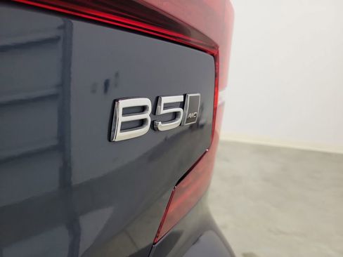 Certified 2024 Volvo S60 B5 Core image 8