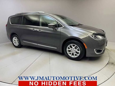 Used 2020 Chrysler Pacifica Touring-L FWD image 7