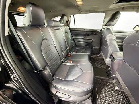 Used 2022 Toyota Highlander XLE image 25