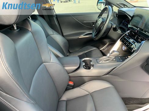 Used 2022 Toyota Venza XLE image 11