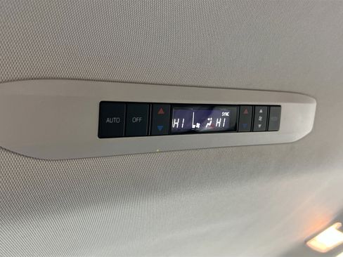 Used 2022 Toyota Sienna Limited image 26