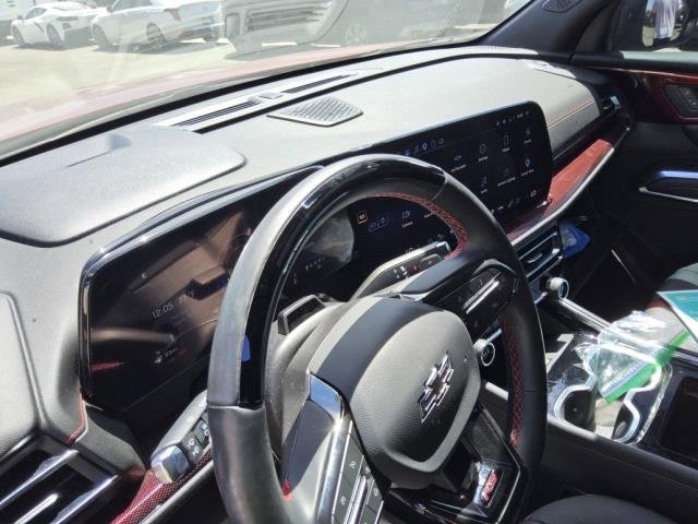 Used 2025 Chevrolet Traverse RS FWD image 2