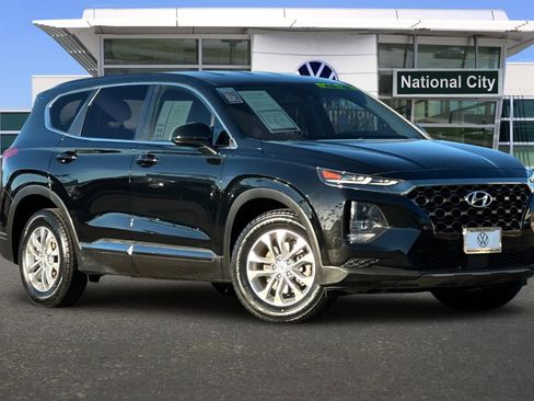 Used 2019 Hyundai Santa Fe SE image 2