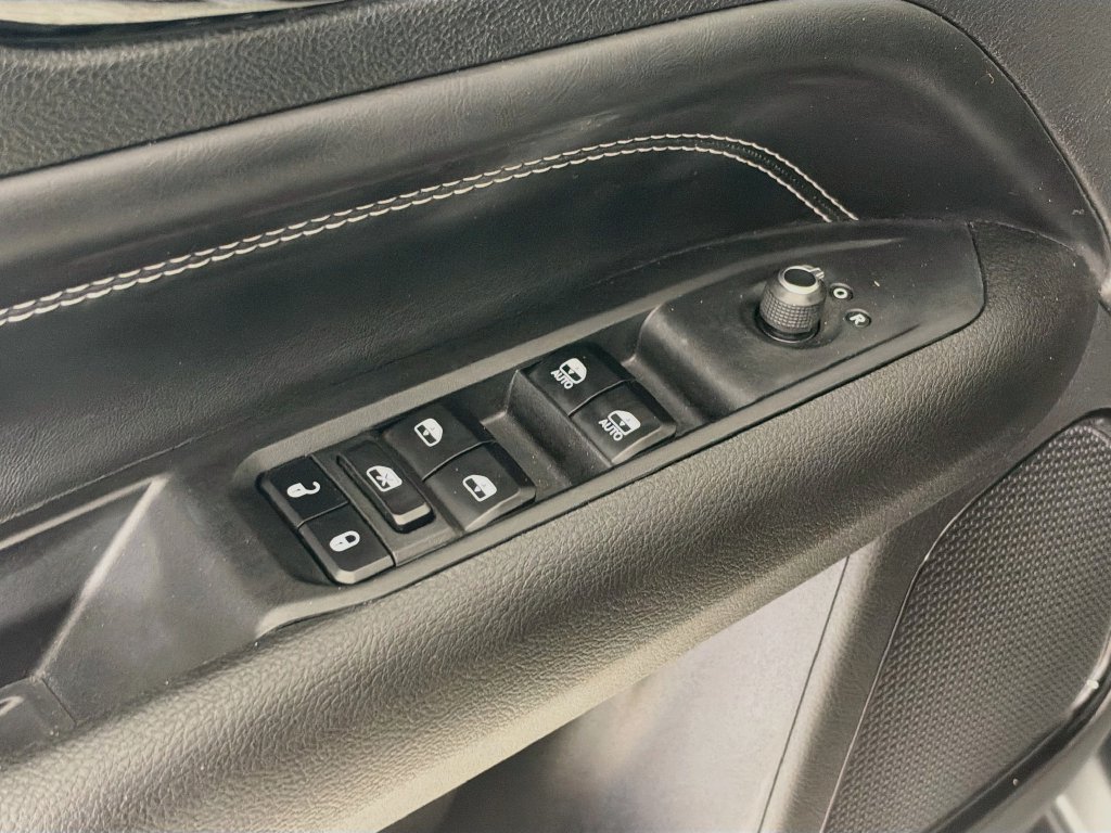 Used 2023 Jeep Compass Latitude AWD/4WD image 19