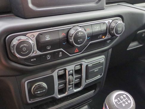 Used 2018 Jeep Wrangler Unlimited Sahara image 18