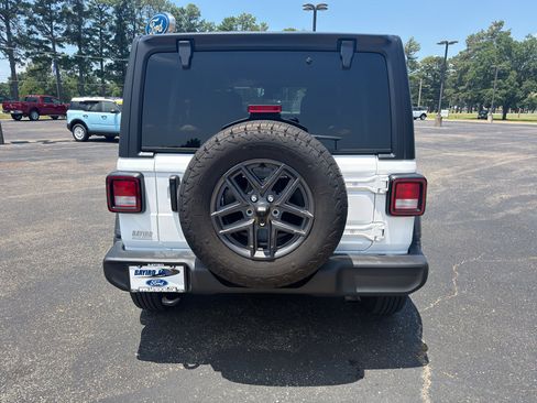 Used 2024 Jeep Wrangler Unlimited Sport AWD/4WD image 7