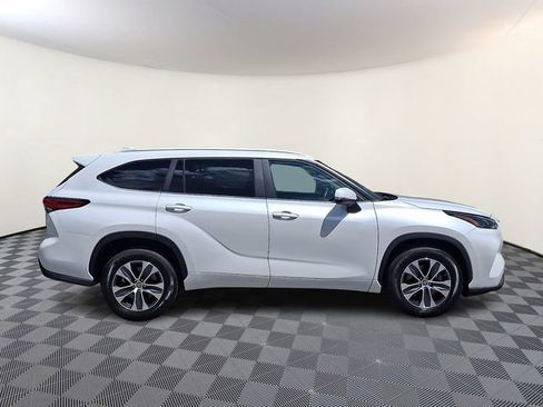 Used 2023 Toyota Highlander XLE FWD image 8