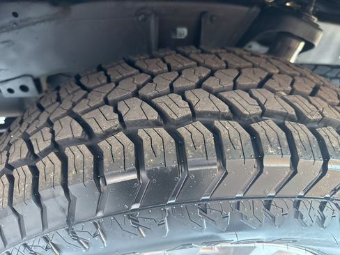 Used 2017 Toyota Tacoma SR5 AWD/4WD image 16