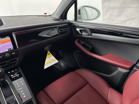 Certified 2025 Porsche Macan image 27
