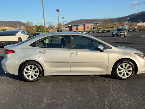 Used 2025 Toyota Corolla LE image 2