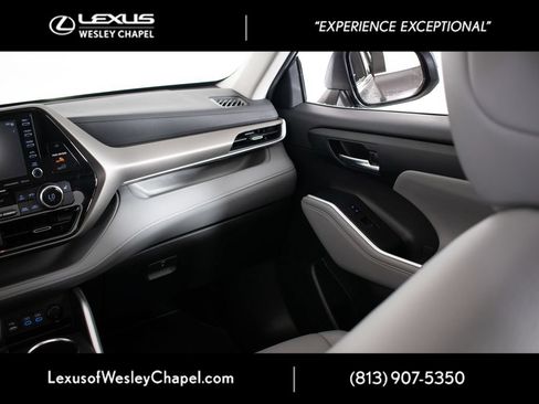 Used 2022 Toyota Highlander XLE AWD/4WD image 30