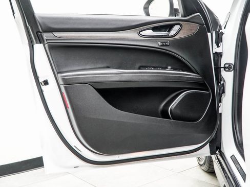 Used 2022 Alfa Romeo Stelvio Ti image 40