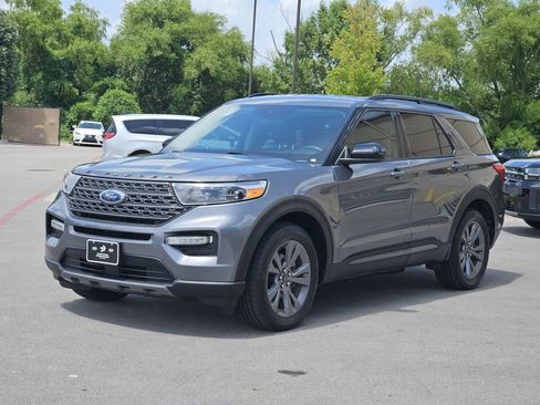 Used 2022 Ford Explorer XLT w/ Equipment Group 202A RWD image 2