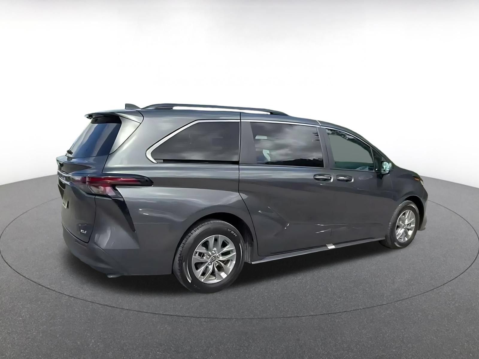 Used 2025 Toyota Sienna XLE FWD image 14