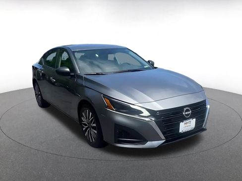 Used 2025 Nissan Altima 2.5 SV FWD image 3