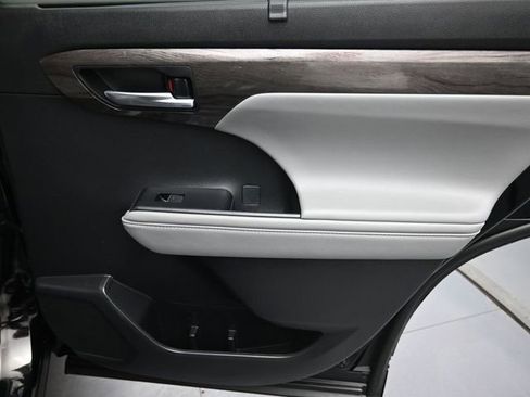 Used 2023 Toyota Highlander Limited image 19