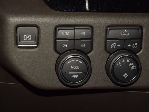 Used 2024 Chevrolet Silverado 1500 LT w/ Z71 Off-Road Package AWD/4WD image 36