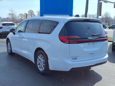 Used 2024 Chrysler Pacifica Touring-L image 4
