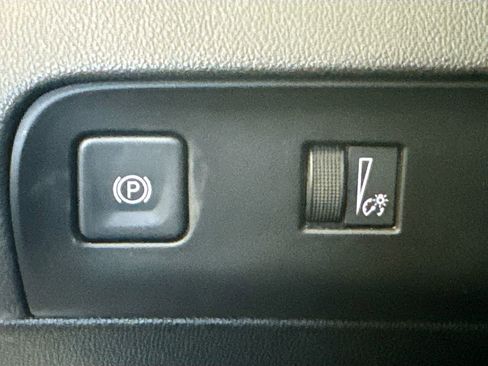 Used 2023 Buick Enclave Essence image 11