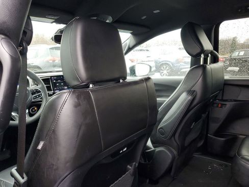 Used 2025 Chrysler Pacifica Select image 30