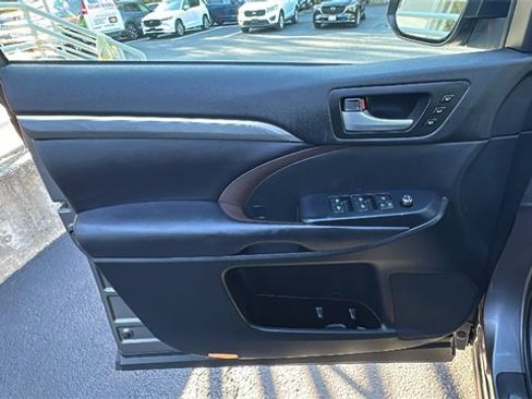 Used 2017 Toyota Highlander Limited image 29