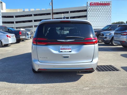 Used 2024 Chrysler Pacifica Touring-L FWD image 24