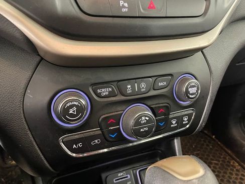 Used 2017 Jeep Cherokee Latitude w/ Comfort/Convenience Group image 8