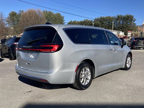 Used 2023 Chrysler Pacifica Touring-L image 5