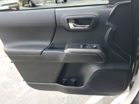 Used 2017 Toyota Tacoma TRD Sport w/ Premium & Technology Package image 29