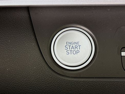 Used 2025 Hyundai Elantra SEL image 21