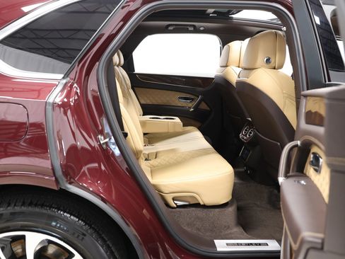 Used 2018 Bentley Bentayga AWD/4WD image 82