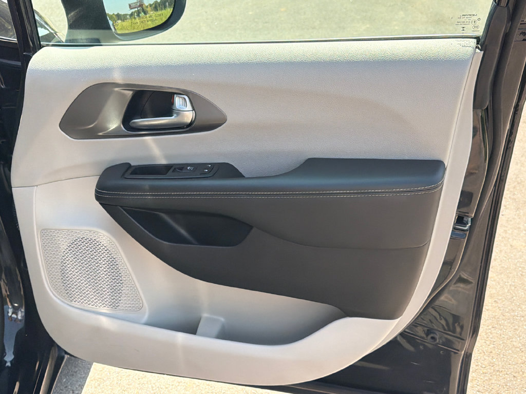 Used 2023 Chrysler Pacifica Touring-L FWD image 14