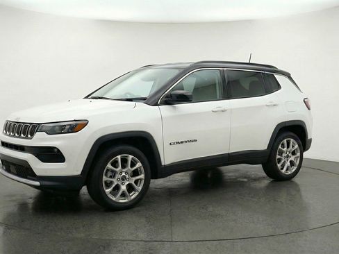 Used 2025 Jeep Compass Limited image 3