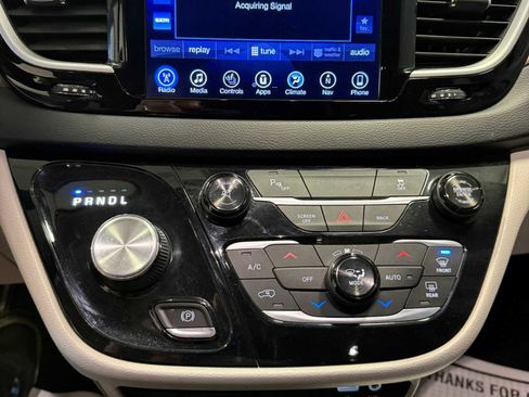 Certified 2017 Chrysler Pacifica Touring-L w/ Tire & Wheel Group FWD image 33