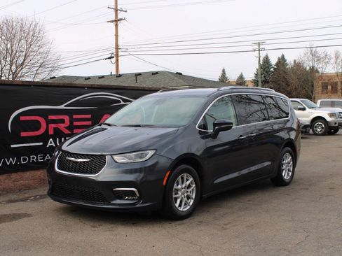 Used 2021 Chrysler Pacifica Touring-L FWD image 1
