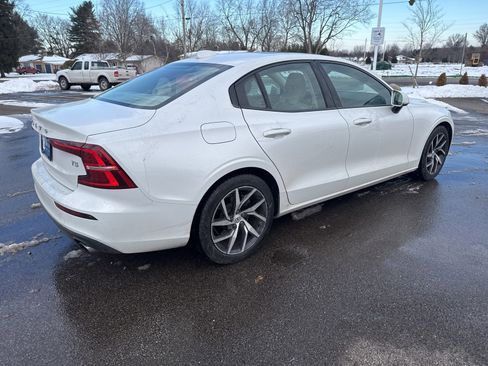 Used 2020 Volvo S60 T5 Momentum image 6