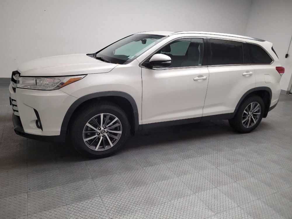 Used 2019 Toyota Highlander XLE FWD image 2