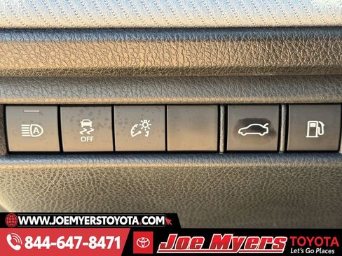 Used 2025 Toyota Camry SE w/ Convenience Package image 25