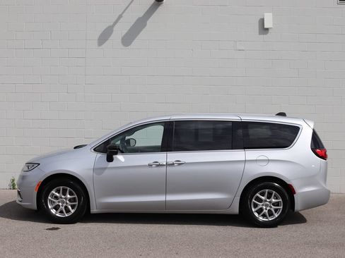Used 2024 Chrysler Pacifica Touring-L FWD image 6