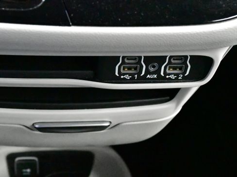 Used 2023 Chrysler Pacifica Touring-L FWD image 32