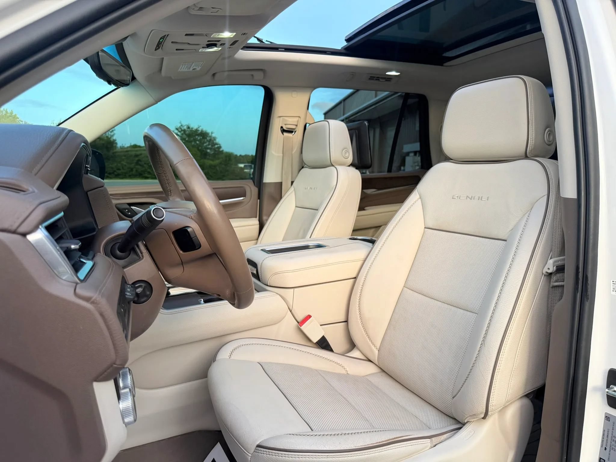 Used 2021 GMC Yukon Denali w/ Denali Ultimate Package AWD/4WD image 24