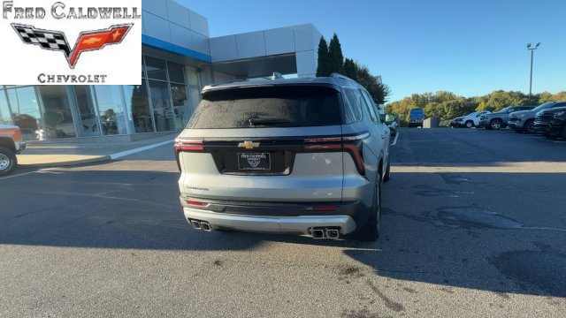 Used 2026 Chevrolet Traverse LT FWD image 2