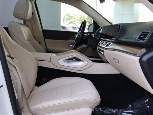 Certified 2025 Mercedes-Benz GLS 450 4MATIC image 32