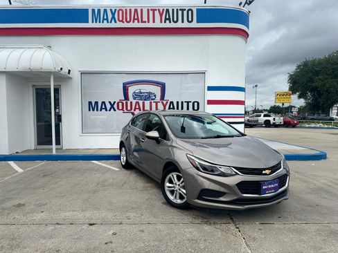 Used 2018 Chevrolet Cruze LT w/ Convenience Package FWD image 16