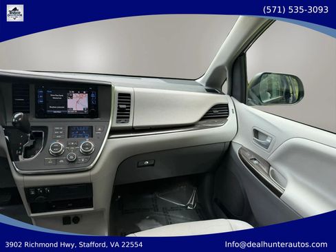 Used 2016 Toyota Sienna XLE Premium FWD image 28