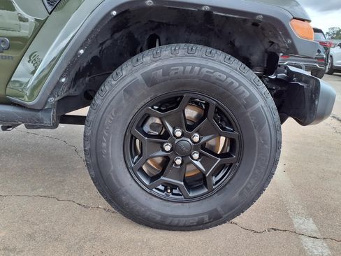 Used 2022 Jeep Gladiator Sport AWD/4WD image 9