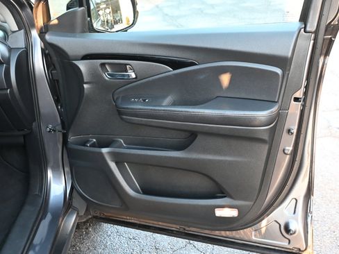 Used 2017 Honda Pilot Touring image 19